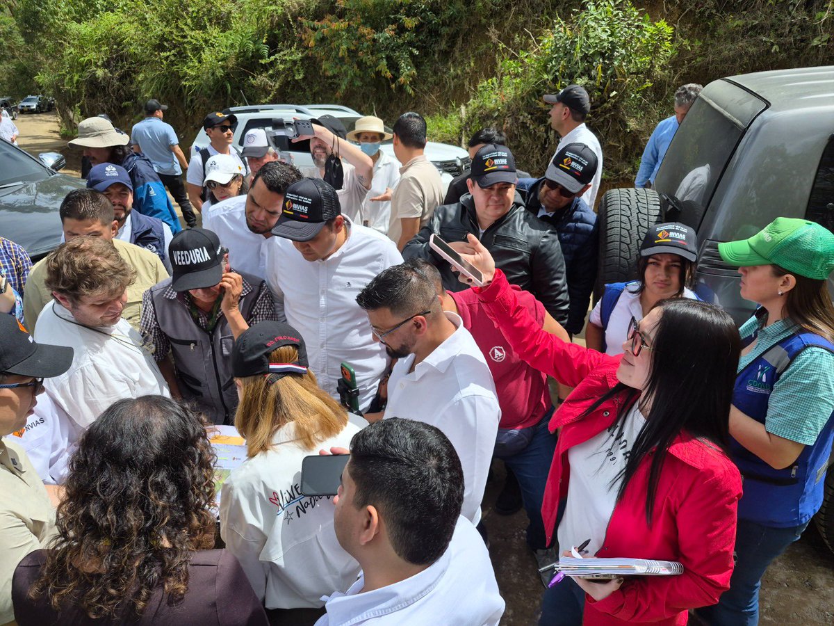 CARCDMB's tweet photo. Acompañamos la visita técnica en la vía Los Curos–Málaga.
⚠️ Se identificaron puntos críticos, incluido un movimiento en masa de gran magnitud.
🤝 Reiteramos el llamado a acciones articuladas para la gestión del riesgo.
#CDMB #Santander https://t.co/JFqSmDAoIM