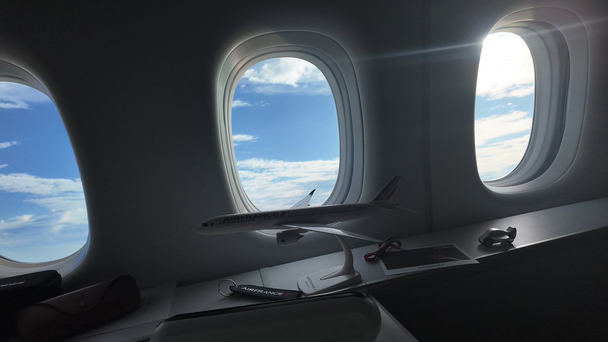 floxplore's tweet photo. Les compagnies aériennes devraient te donner une maquette de l'avion quand t'es en First Class.
Oui c'est un A350 dans un 777, oups...
Vive les goodies et les Miles.
#avion #airfrance #businessclass #firstclass #revpoints https://t.co/3pzexee9Ys