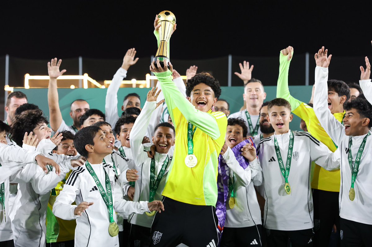 MahdAcademy's tweet photo. أبطــال جـــدة 🇸🇦🏆

• 12 مـباراة 🏟️ 
• ⁠11 انتصار ✅
• ⁠70 هـدف ⚽️

📸| جانب من تتويج مواهبنا في كرة القدم ببطولة الدوري السعودي  تحت 12 سنة (جدة) 2025-2026 🏆

تـهـانـيـنـا لـلأبـطـال 👏🏻

#أكاديمية_مهد | #أرض_الأبطال 🟣🟠 https://t.co/YI3AeB7zql