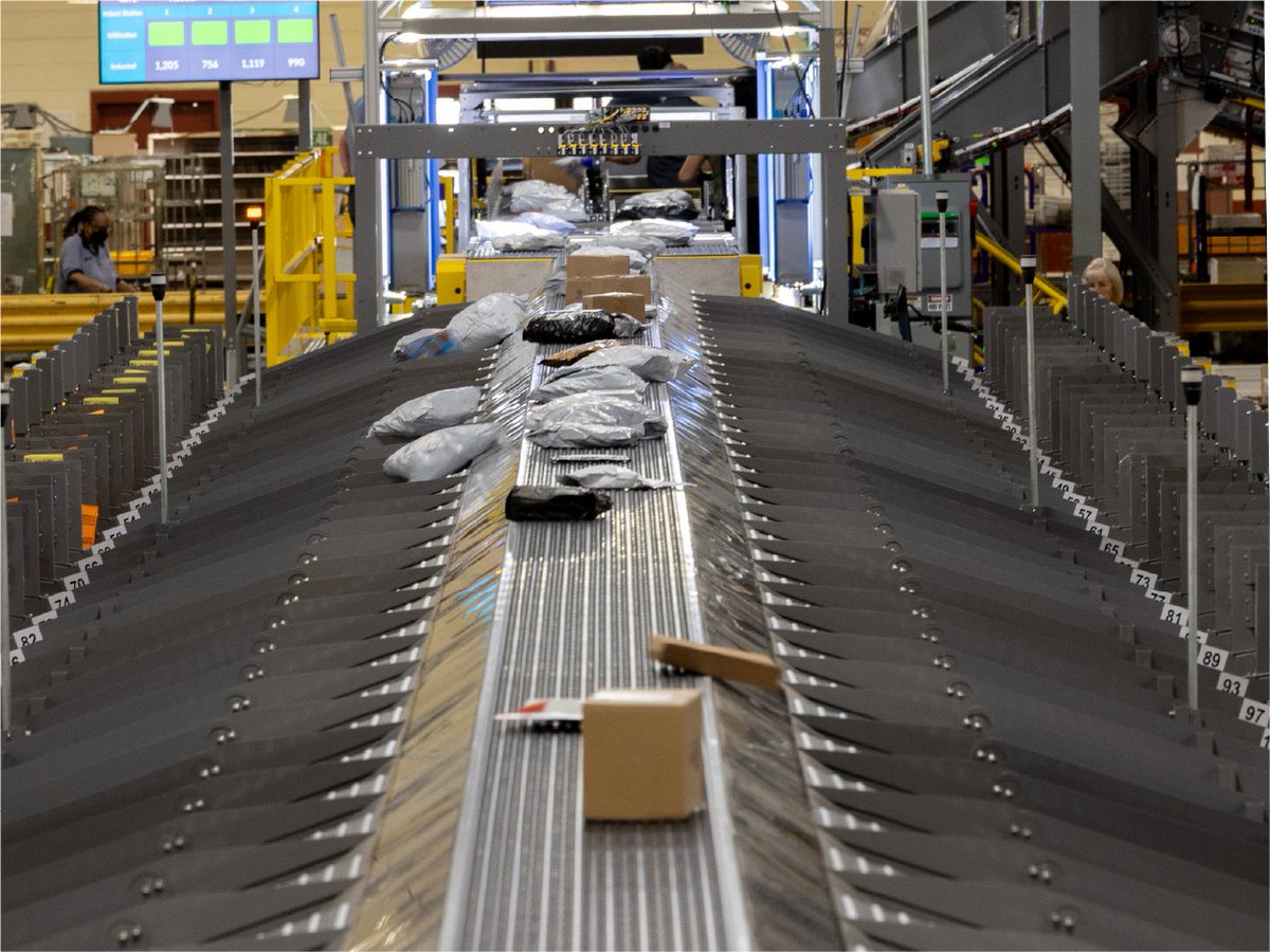 OIGUSPS's tweet photo. During an ongoing audit, our #USPSOIG auditors identified an urgent problem: new #USPS package processers did not integrate a postage verification system, leaving 1.8 billion packages with unverified prices. Read our management alert for more:  https://t.co/jpQshELYya https://t.co/MKnkEkufDZ