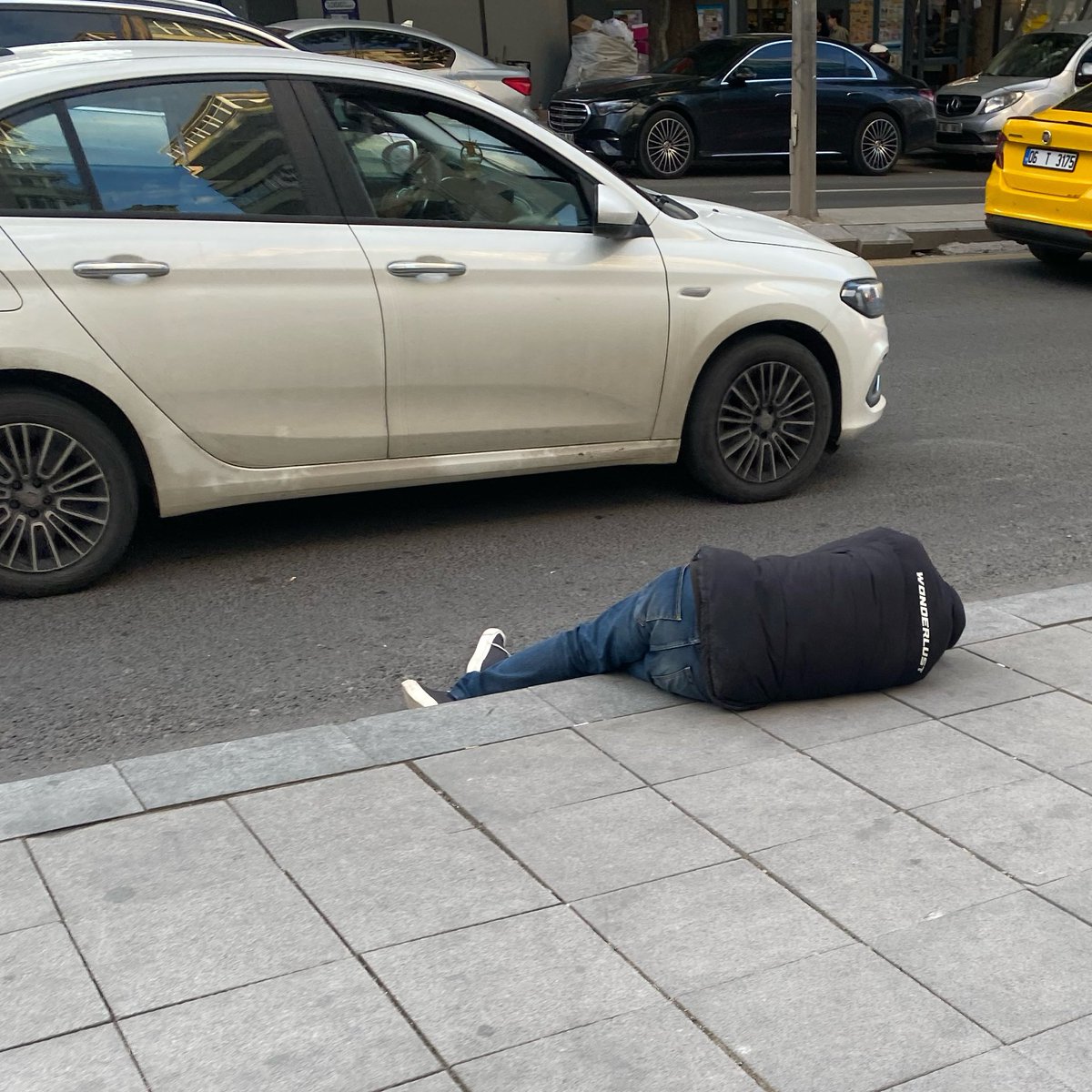 ekimpanahi's tweet photo. öğle vakti dört bira içtikten sonra https://t.co/1VA50AevEC