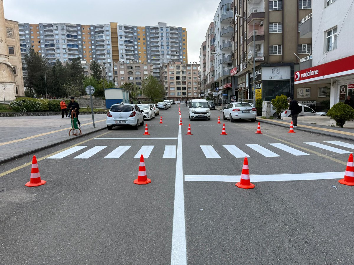 MardinBuyukshr's tweet photo. 📌 Artuklu’da Güvenli Ulaşım İçin Çalışmalarımız Sürüyor

Ulaşım Dairesi Başkanlığı ekiplerimizce Artuklu ilçesi Barış Caddesi ve Kültür Caddesinde yol çizgi ve yaya geçidi çalışmaları başarıyla gerçekleştirildi.

🛣️ Yol Çizgi Çalışmalarıyla:
➡️ Şerit düzeni daha belirgin hale getirildi,
➡️ Sürücü yönlendirmeleri netleştirildi,
➡️ Trafik akışında düzen ve güvenlik artırıldı.

🚸 Yaya Geçitleri ve “Önce Yaya” Uygulamalarıyla:
➡️ Yayaların görünürlüğü artırıldı,
➡️ Sürücü farkındalığı güçlendirildi,
➡️ Güvenli geçiş alanları oluşturuldu.

⚠️ Hedefimiz:
Daha düzenli, daha anlaşılır ve herkes için daha güvenli bir ulaşım ağı oluşturmak.

Unutmayalım: Trafikte öncelik hayatın, öncelik yayanın .👣🚗