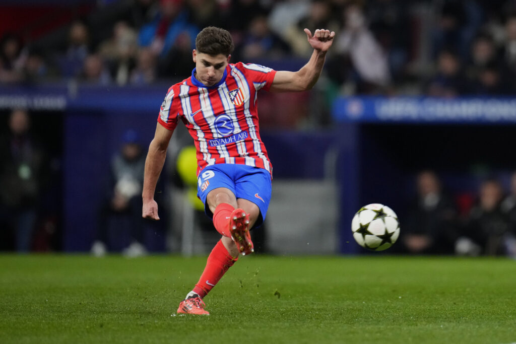 devtosin's tweet photo. Alvarez won 6 trophies in 2 years at City but none since joining Atlético in 2024. He reportedly left City to be the main man in big games, which he is now. But if he never wins another trophy, will he feel fulfilled or regret leaving a place where winning was guaranteed? https://t.co/hWixzqRmoG