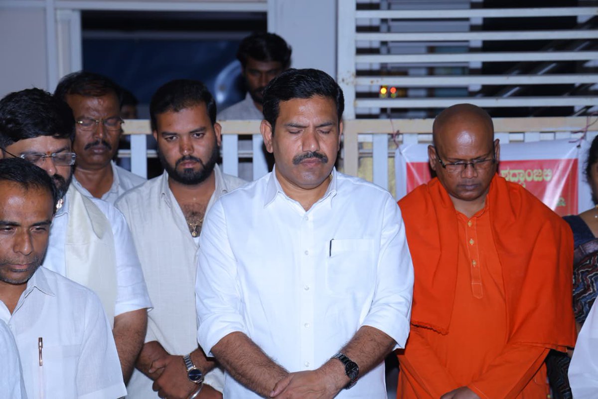 BYVijayendra's tweet photo. ಇಂದು ಬೆಳಗ್ಗೆ ನಮ್ಮನ್ನು ಅಗಲಿದ ಆತ್ಮೀಯ ಒಡನಾಡಿ, ಕೇಂದ್ರ ಸಫಾಯಿ ಕರ್ಮಚಾರಿ ಆಯೋಗದ ಮಾಜಿ ಸದಸ್ಯ, ಪಕ್ಷದ ನಿಷ್ಠಾವಂತರಾದ ಶ್ರೀ ಜಗದೀಶ್ ಹಿರೇಮನಿ ಅವರ ಪಾರ್ಥಿವ ಶರೀರದ ದರ್ಶನ ಪಡೆದು ಅಶ್ರುಪೂರ್ಣ ಶ್ರದ್ಧಾಂಜಲಿಗಳೊಂದಿಗೆ ಅ���ತಿಮ ನಮನ ಸಲ್ಲಿಸಲಾಯಿತು.

ಈ ಸಂದರ್ಭದಲ್ಲಿ ಪರಮಪೂಜ್ಯ ಶ್ರೀ ಮಾದಾರ ಚನ್ನಯ್ಯ ಸ್ವಾಮೀಜಿಗಳು, ಮಾಜಿ ಉಪಮುಖ್ಯಮಂತ್ರಿಗಳು, ಸಂಸದರು ಆದ ಶ್ರೀ ಗೋವಿಂದ ಕಾರಜೋಳ ಸೇರಿದಂತೆ ಹಲವಾರು ಗಣ್ಯರೂ, ಪ್ರಮುಖರೂ ಕೂಡ ಉಪಸ್ಥಿತರಿದ್ದು, ಅಗಲಿದ ಚೇತನಕ್ಕೆ ಸದ್ಗತಿ ಪ್ರಾರ್ಥಿಸಿದರು.
