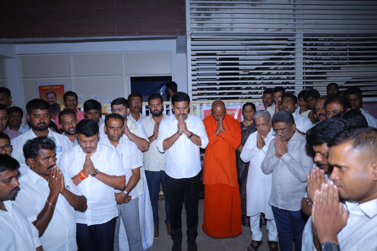 BYVijayendra's tweet photo. ಇಂದು ಬೆಳಗ್ಗೆ ನಮ್ಮನ್ನು ಅಗಲಿದ ಆತ್ಮೀಯ ಒಡನಾಡಿ, ಕೇಂದ್ರ ಸಫಾಯಿ ಕರ್ಮಚಾರಿ ಆಯೋಗದ ಮಾಜಿ ಸದಸ್ಯ, ಪಕ್ಷದ ನಿಷ್ಠಾವಂತರಾದ ಶ್ರೀ ಜಗದೀಶ್ ಹಿರೇಮನಿ ಅವರ ಪಾರ್ಥಿವ ಶರೀರದ ದರ್ಶನ ಪಡೆದು ಅಶ್ರುಪೂರ್ಣ ಶ್ರದ್ಧಾಂಜಲಿಗಳೊಂದಿಗೆ ಅ���ತಿಮ ನಮನ ಸಲ್ಲಿಸಲಾಯಿತು.

ಈ ಸಂದರ್ಭದಲ್ಲಿ ಪರಮಪೂಜ್ಯ ಶ್ರೀ ಮಾದಾರ ಚನ್ನಯ್ಯ ಸ್ವಾಮೀಜಿಗಳು, ಮಾಜಿ ಉಪಮುಖ್ಯಮಂತ್ರಿಗಳು, ಸಂಸದರು ಆದ ಶ್ರೀ ಗೋವಿಂದ ಕಾರಜೋಳ ಸೇರಿದಂತೆ ಹಲವಾರು ಗಣ್ಯರೂ, ಪ್ರಮುಖರೂ ಕೂಡ ಉಪಸ್ಥಿತರಿದ್ದು, ಅಗಲಿದ ಚೇತನಕ್ಕೆ ಸದ್ಗತಿ ಪ್ರಾರ್ಥಿಸಿದರು.