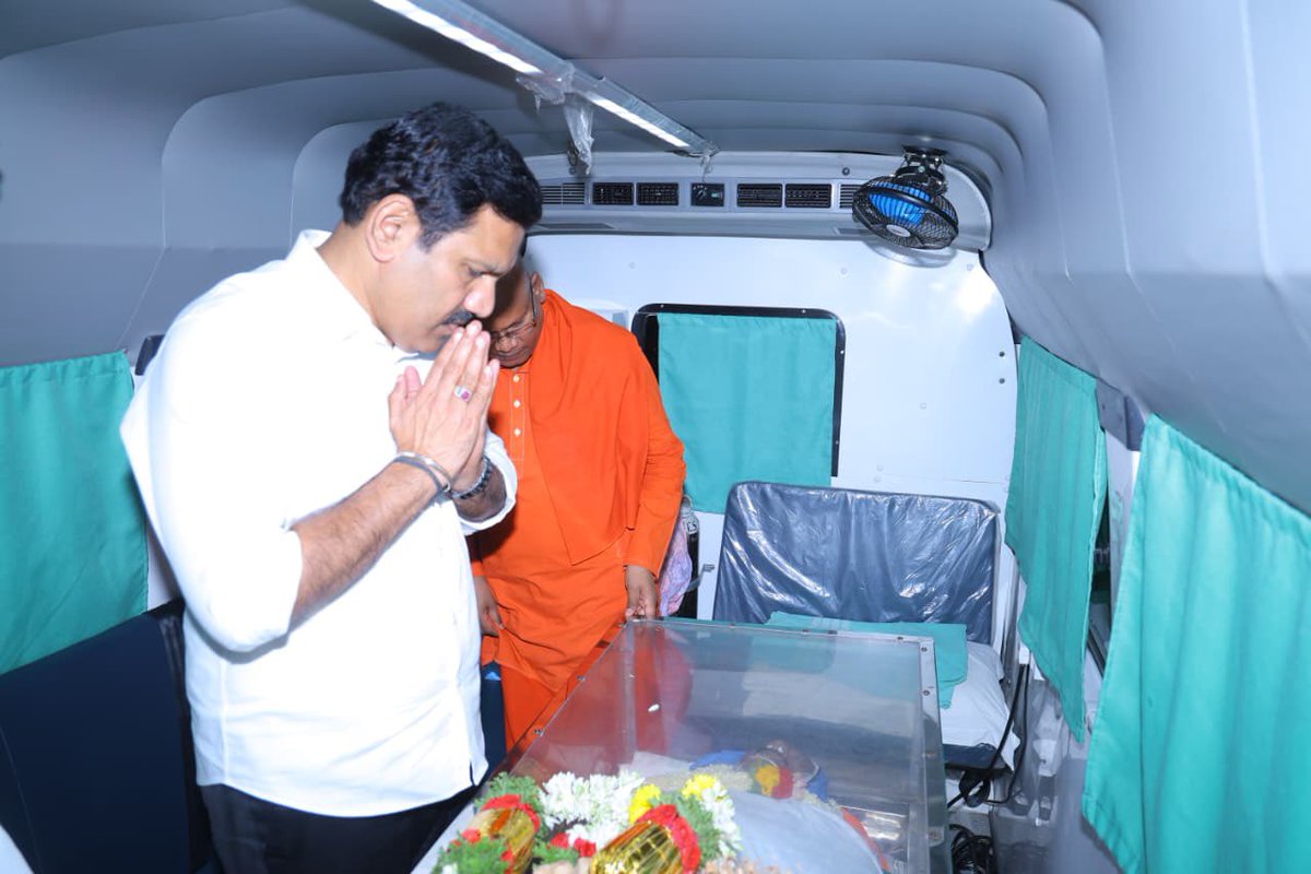 BYVijayendra's tweet photo. ಇಂದು ಬೆಳಗ್ಗೆ ನಮ್ಮನ್ನು ಅಗಲಿದ ಆತ್ಮೀಯ ಒಡನಾಡಿ, ಕೇಂದ್ರ ಸಫಾಯಿ ಕರ್ಮಚಾರಿ ಆಯೋಗದ ಮಾಜಿ ಸದಸ್ಯ, ಪಕ್ಷದ ನಿಷ್ಠಾವಂತರಾದ ಶ್ರೀ ಜಗದೀಶ್ ಹಿರೇಮನಿ ಅವರ ಪಾರ್ಥಿವ ಶರೀರದ ದರ್ಶನ ಪಡೆದು ಅಶ್ರುಪೂರ್ಣ ಶ್ರದ್ಧಾಂಜಲಿಗಳೊಂದಿಗೆ ಅ���ತಿಮ ನಮನ ಸಲ್ಲಿಸಲಾಯಿತು.

ಈ ಸಂದರ್ಭದಲ್ಲಿ ಪರಮಪೂಜ್ಯ ಶ್ರೀ ಮಾದಾರ ಚನ್ನಯ್ಯ ಸ್ವಾಮೀಜಿಗಳು, ಮಾಜಿ ಉಪಮುಖ್ಯಮಂತ್ರಿಗಳು, ಸಂಸದರು ಆದ ಶ್ರೀ ಗೋವಿಂದ ಕಾರಜೋಳ ಸೇರಿದಂತೆ ಹಲವಾರು ಗಣ್ಯರೂ, ಪ್ರಮುಖರೂ ಕೂಡ ಉಪಸ್ಥಿತರಿದ್ದು, ಅಗಲಿದ ಚೇತನಕ್ಕೆ ಸದ್ಗತಿ ಪ್ರಾರ್ಥಿಸಿದರು.