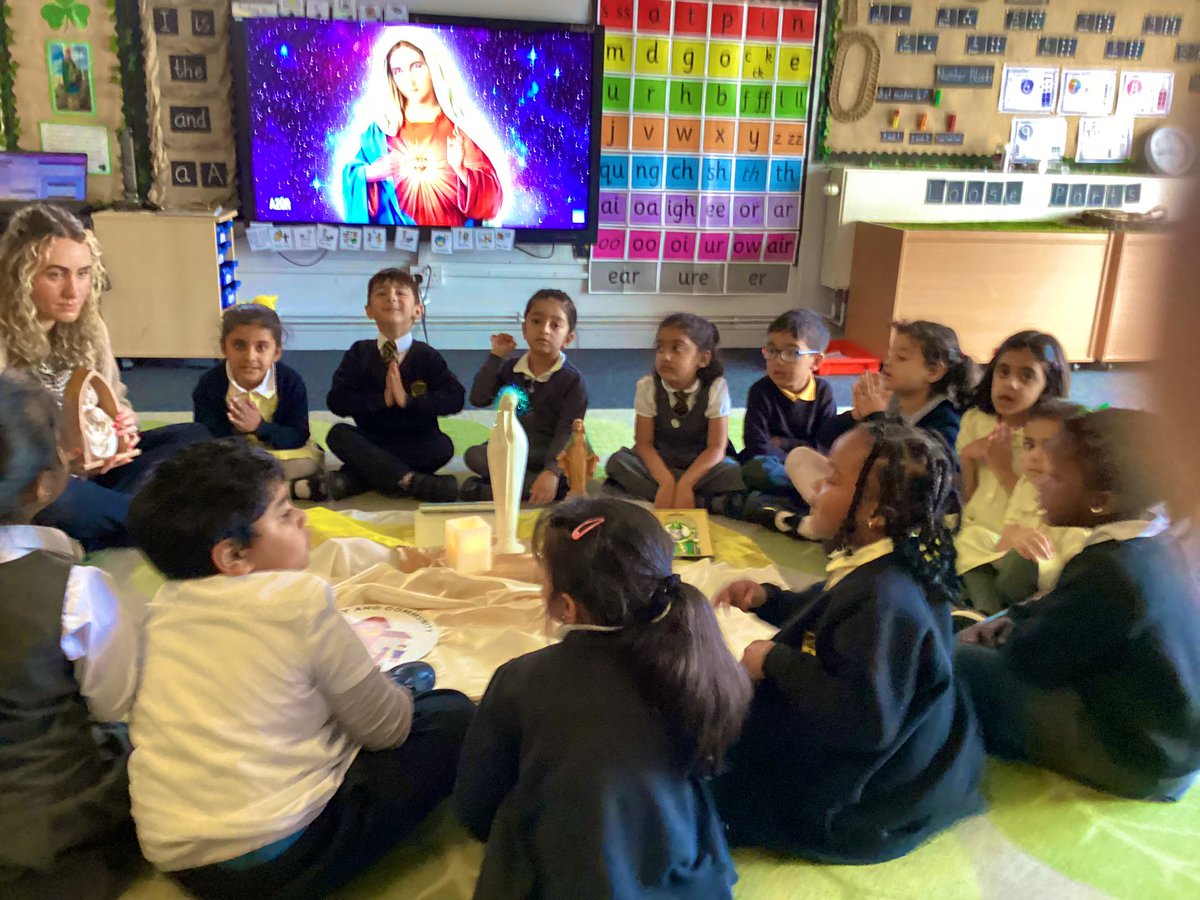HolyFam_Rec's tweet photo. A beautiful Celebration of the Word focused on Our Lady and her courage in saying yes to God. We reflected on how we can say yes in our own lives, sang and signed the Hail Mary, and lifted our hearts in prayer. 🙏🩵🕯️🤍✨ #REHFB10 #PrayerHFB10 https://t.co/qjrgJtrRn9