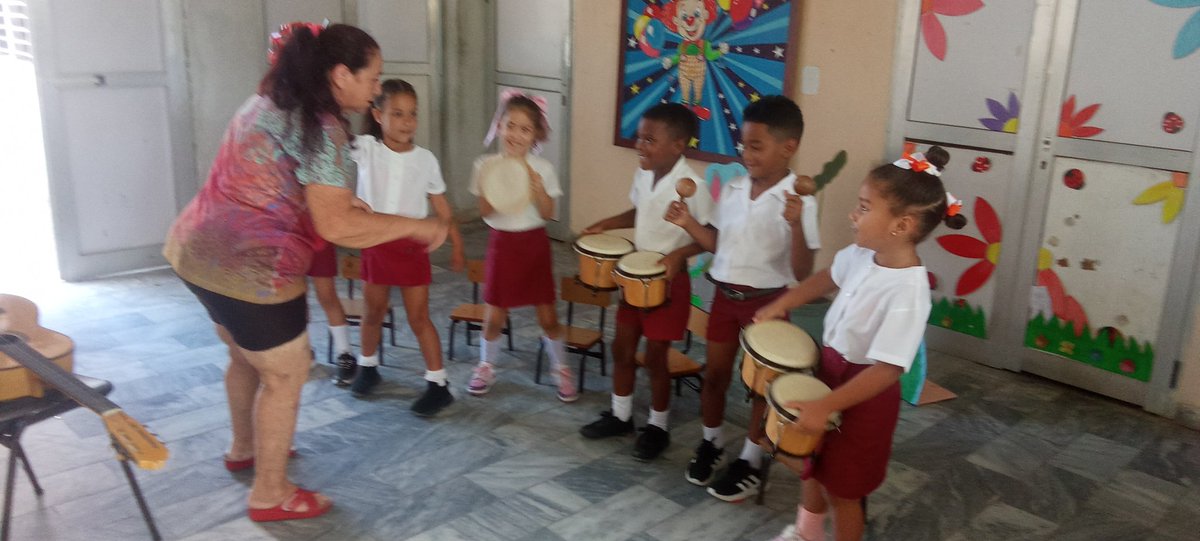 rlicea_mojena's tweet photo. Hasta las escuelas de la #IslaDeLaJuventud llegan las actividades para celebrar la Jornada del Son Cubano, nuestros niños se apropian de esa rica historia, cultura y tradición, que convierten este ritmo, en Patrimonio Inmaterial de la Humanidad #SentirPinero #100AñosConFidel https://t.co/R24sfZSWnG