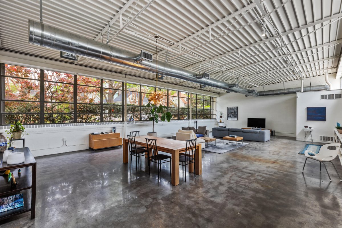 Zillow Gone Wild 🏡 tweet media