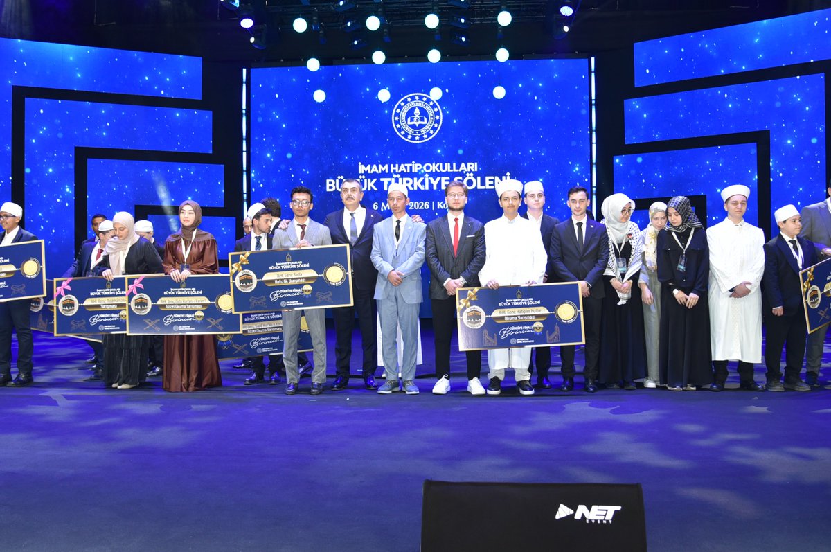 meramMEM's tweet photo. Milli Eğitim Bakanlığı Din Öğretimi Genel Müdürlüğü tarafından düzenlenen "Mesleki Yarışmalar Türkiye Finalinde";
İlçemiz Tahir Büyükkörükçü Anadolu İmam Hatip Lisesi öğrencimiz Muhammed Melih Uçar, 
“Genç Hatipler Hutbe Okuma Yarışması”nda 

TÜRKİYE BİRİNCİSİ olmuştur.

Ödülünü Milli Eğitim Bakanımız Sayın Yusuf Tekin'in elinden alan öğrencimizi, öğretmenlerimizi ve okul yöneticilerimizi tebrik eder, başarılarının devamını dileriz.
@meb_dinogretimi 
@konyamem 
@meramkym 
@MeramBelediyesi 
@erkanyakisir