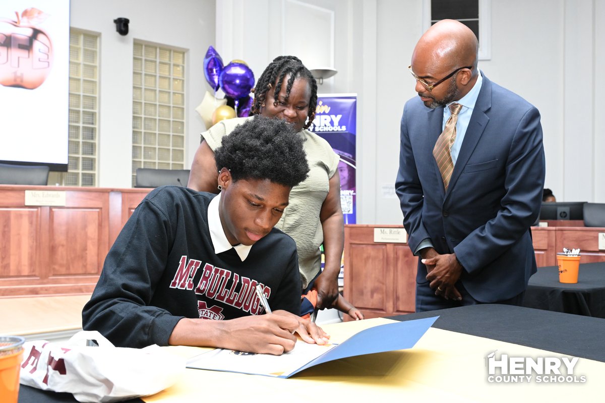 HenryCountyBOE's tweet photo. Yesterday, we proudly celebrated Georgia Future Educators Signing Day — a special evening honoring seniors who have committed to pursuing careers in education! We are cheering on these soon-to-be graduates and inviting them to return home to inspire the next generation right here in HCS.
#BrightFuturesBeginInHCS #HenryProud #YouBelongInHenry