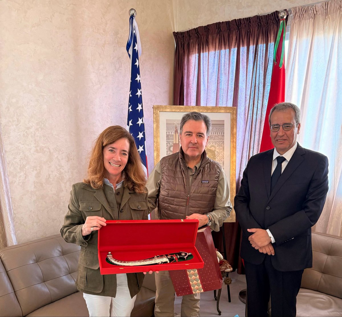 MarocUniversel's tweet photo. 🔴 عاجل | السفير الأمريكي ريتشارد ديوك بوشان يشيد من الداخلة بالدينامية الاستثمارية التي تشهدها الصحراء المغربية، ويؤكد اهتمام واشنطن بالانخراط في مشاريع التجارة والاستثمار، خاصة مع تقدم أشغال ميناء الداخلة ��لأطلسي الاستراتيجي. https://t.co/3wnOnQPb18