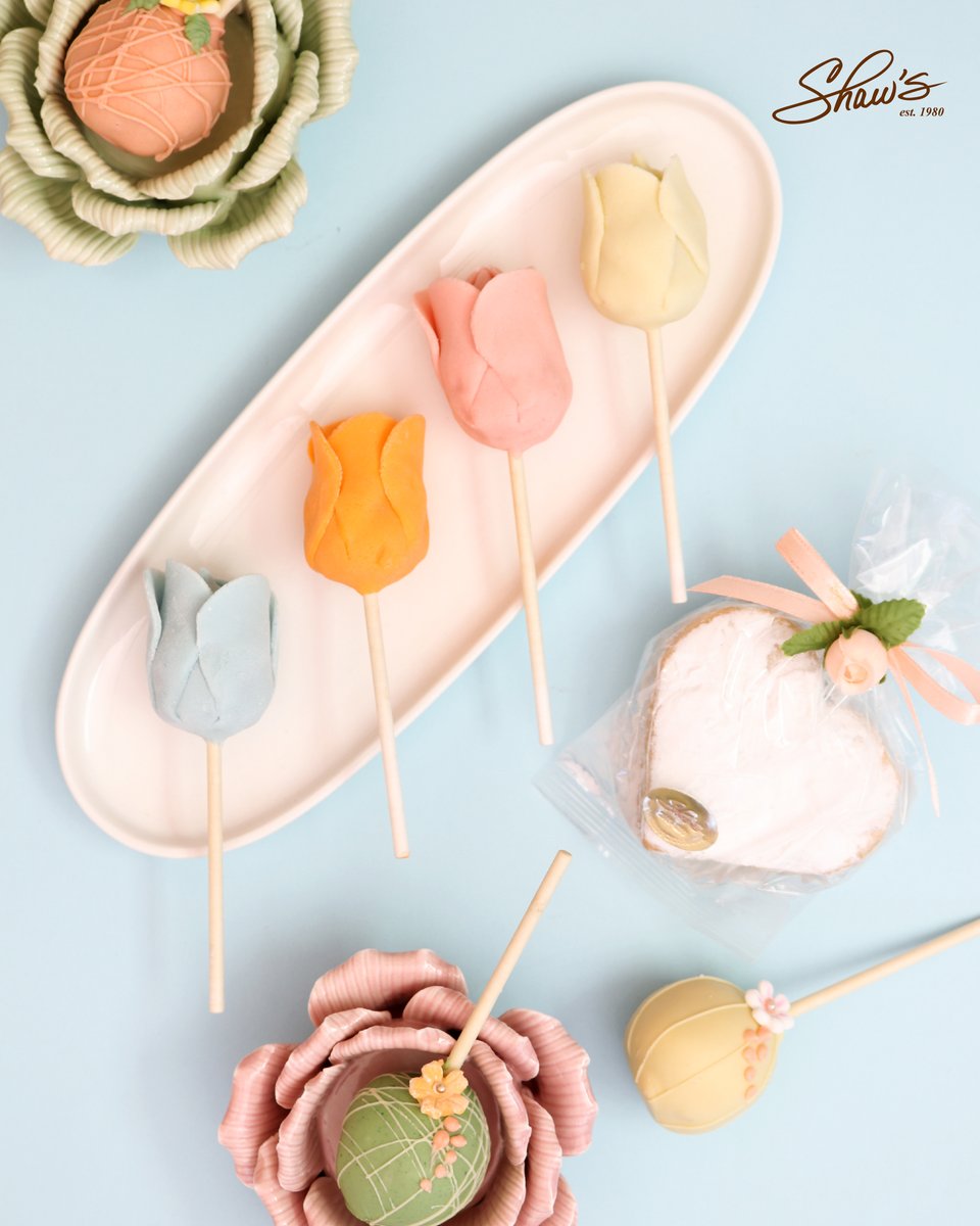 FoodShaws's tweet photo. Donde florece el amor, siempre hay algo dulce que compartir🌸🦋Nuestro jardín sigue creciendo y hoy se llena de mariposas, flores de azúcar y delicados Rose Brownie Pops y Brownie Pops. Cada pieza es decorada a mano, como un pequeño regalo de la naturaleza convertido en postres✨ https://t.co/Fk3pZfpw3S