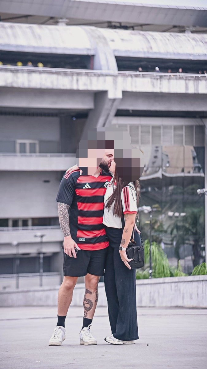 a__dri__'s tweet photo. fotógrafo do Maracanã é foda! tiraram essa foto e parece que to beijando esse homem que nem sei quem é https://t.co/8rp7t1Ddld