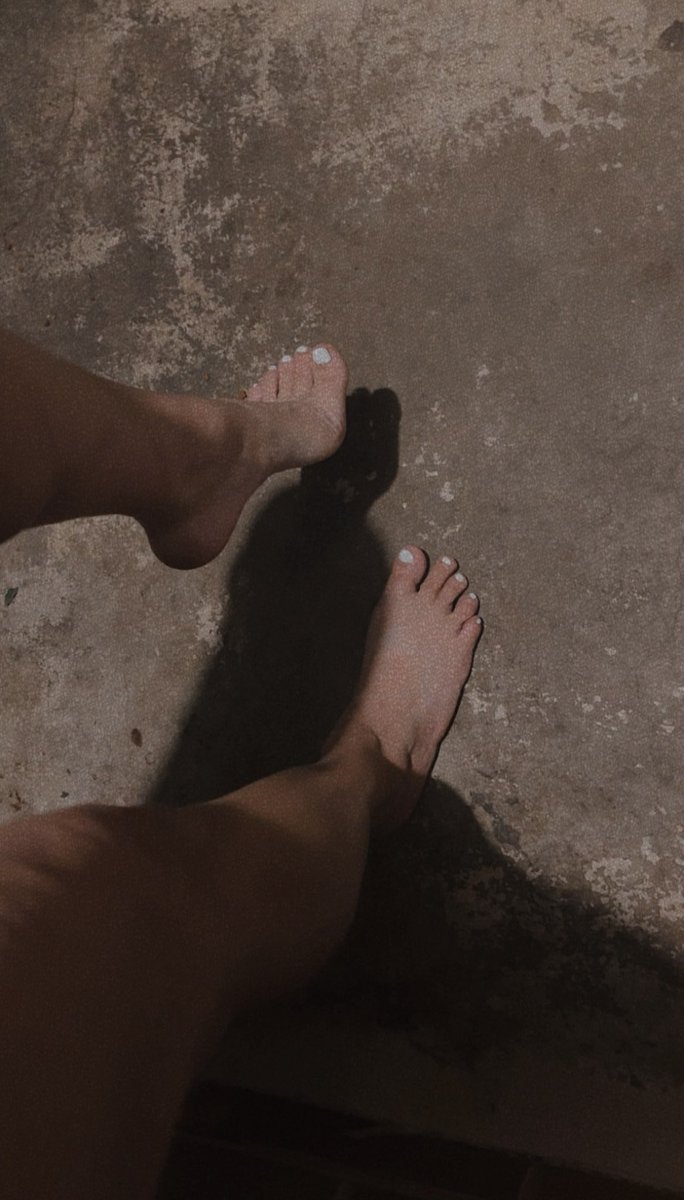 shaidomina2's tweet photo. J’ai passé ma journée pieds nu dehors .. une chienne pour nettoyer? https://t.co/v26Um3enU5