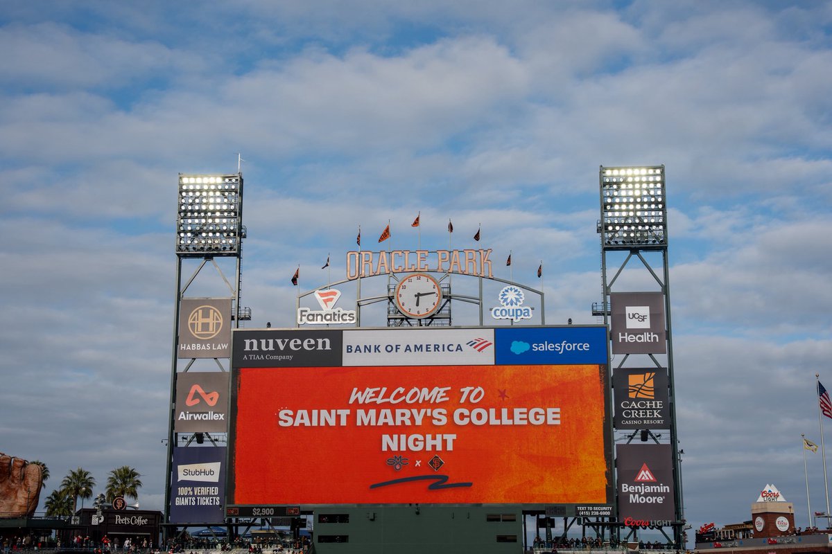 SMC_Baseball's tweet photo. First Pitch ✅

Thanks so much to the @SFGiants for allowing us to throw out last nights First Pitch and represent @stmarysca 🙌👏

#GaelsRise @WCCsports @NCAABaseball https://t.co/vbyVvpog1o