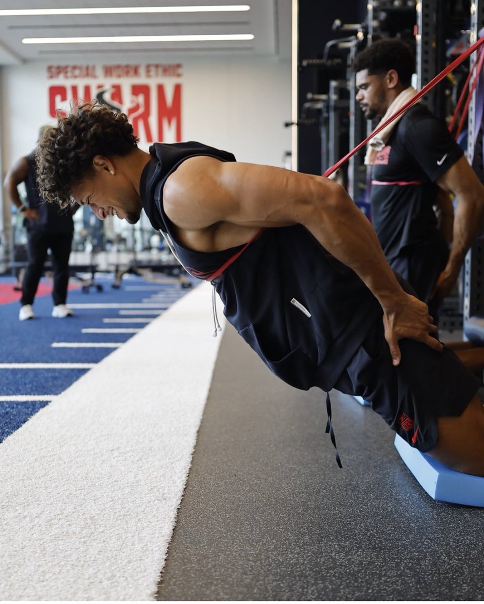 TheyHoedMe's tweet photo. This man 6’4 220 with a 40 inch vert but people will argue about “separation”. Lol just throw that bitch https://t.co/Dt9BBhONj2