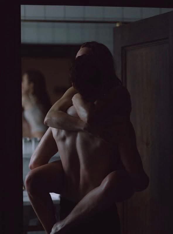 phamtomf4's tweet photo. Cuando dos cuerpos se abrazan
surge una conexión
en ese roce de pieles
sintiendo el latido del corazón
que aumenta gradualmente
acelerando la respiración
entonces inevitablemente
te dejas llevar por la pasión
#LetrasAlViento https://t.co/aMS0HiPz3f