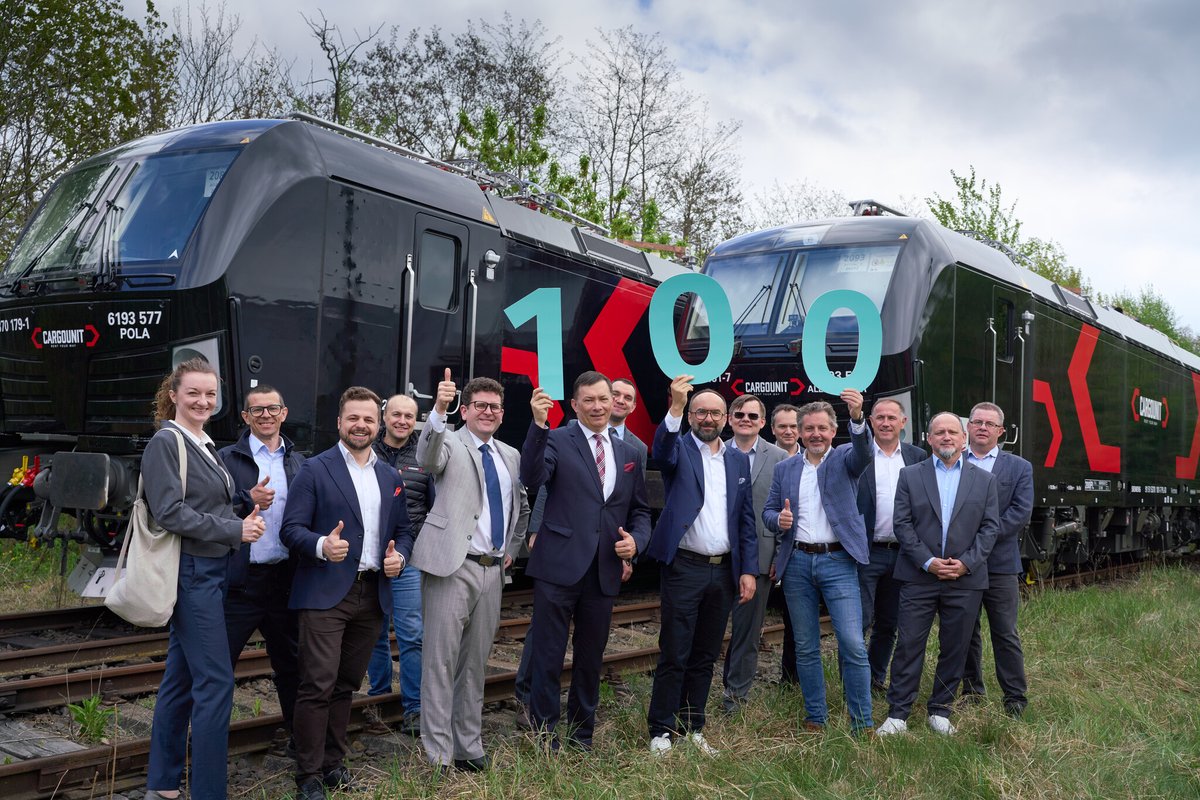 MGorecki91's tweet photo. Okrągły 100. Vectron od @SiemensMobility  w rękach polskich przewoźników i operatorów. Okolicznościowa lokomotywa "Aleksander" trafia do CARGOUNIT. 

Liczby europejskie robią wrażenie - blisko 3000 Vectronów do 115 klientów i 1,35 miliarda przejechanych kilometrów w 20 krajach. https://t.co/EK8MlzZ3c1