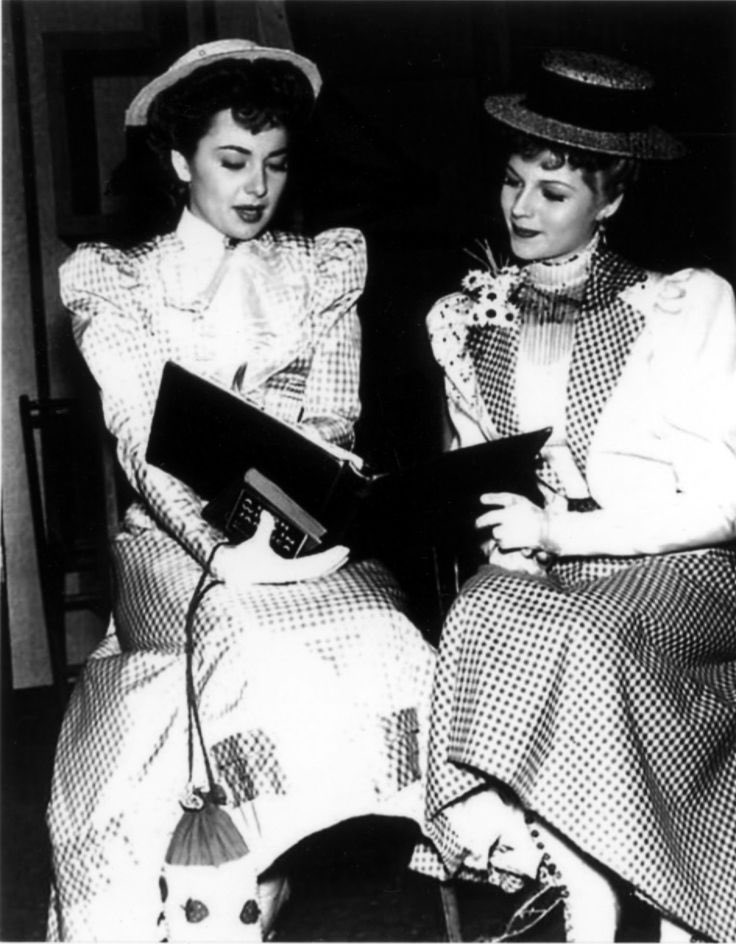 backincheyenne's tweet photo. Anxious af and looking at the strawberry blonde (1941) set pics as a virtual pacifier https://t.co/xxZO40QccW