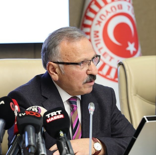 yusufbeyazit60's tweet photo. Başkanlığını yaptığım;
Şanlıurfa ve Kahramanmaraş'ta okullarda meydana gelen olaylar ile çocukların dijital ortamlarda karşılaştıkları riskler ve olumsuz etkilerin tüm yönleriyle ele alınarak araştırılması, çözüm önerileri geliştirilmesi ve benzer olayların önlenmesi için alınması gereken tedbirlerin belirlenmesi amacıyla kurulan Meclis Araştırması Komisyonumuzun araştırma metodolojisini ve çalışma takvimini belirlemek gündemiyle ikinci toplantısını yaptık. 

Değerli görüş ve katkıları için komisyonumuzun kıymetli üyelerine teşekkür ediyorum.

Komisyon çalışmalarımızın yol haritası ve işleyişi konusunda siyaset üstü bir yaklaşımla ele alınmasından büyük memnuniyet duyduk. Bundan sonraki süreçte de bütüncül yaklaşımla komisyon çalışmalarımızı sürdürmeye devam edeceğiz. 

Çalışmalarımızın çocuklarımız, öğrencilerimiz, ailelerimiz, okullarımız, ülkemiz ve tüm dünya için hayırlara vesile olmasını temenni ediyorum. 

Bu vesileyle Şanlıurfa ve Kahramanmaraş’ta meydana gelen ve hepimizi derinden sarsan olaylarda hayatını kaybeden yavrularımıza ve öğretmenimize bir kez daha Allah’tan rahmet; yaralılarımıza acil şifalar diliyorum.
