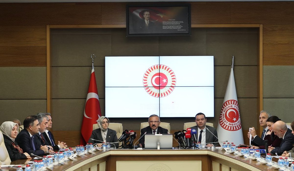 yusufbeyazit60's tweet photo. Başkanlığını yaptığım;
Şanlıurfa ve Kahramanmaraş'ta okullarda meydana gelen olaylar ile çocukların dijital ortamlarda karşılaştıkları riskler ve olumsuz etkilerin tüm yönleriyle ele alınarak araştırılması, çözüm önerileri geliştirilmesi ve benzer olayların önlenmesi için alınması gereken tedbirlerin belirlenmesi amacıyla kurulan Meclis Araştırması Komisyonumuzun araştırma metodolojisini ve çalışma takvimini belirlemek gündemiyle ikinci toplantısını yaptık. 

Değerli görüş ve katkıları için komisyonumuzun kıymetli üyelerine teşekkür ediyorum.

Komisyon çalışmalarımızın yol haritası ve işleyişi konusunda siyaset üstü bir yaklaşımla ele alınmasından büyük memnuniyet duyduk. Bundan sonraki süreçte de bütüncül yaklaşımla komisyon çalışmalarımızı sürdürmeye devam edeceğiz. 

Çalışmalarımızın çocuklarımız, öğrencilerimiz, ailelerimiz, okullarımız, ülkemiz ve tüm dünya için hayırlara vesile olmasını temenni ediyorum. 

Bu vesileyle Şanlıurfa ve Kahramanmaraş’ta meydana gelen ve hepimizi derinden sarsan olaylarda hayatını kaybeden yavrularımıza ve öğretmenimize bir kez daha Allah’tan rahmet; yaralılarımıza acil şifalar diliyorum.