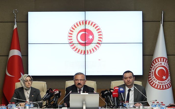 yusufbeyazit60's tweet photo. Başkanlığını yaptığım;
Şanlıurfa ve Kahramanmaraş'ta okullarda meydana gelen olaylar ile çocukların dijital ortamlarda karşılaştıkları riskler ve olumsuz etkilerin tüm yönleriyle ele alınarak araştırılması, çözüm önerileri geliştirilmesi ve benzer olayların önlenmesi için alınması gereken tedbirlerin belirlenmesi amacıyla kurulan Meclis Araştırması Komisyonumuzun araştırma metodolojisini ve çalışma takvimini belirlemek gündemiyle ikinci toplantısını yaptık. 

Değerli görüş ve katkıları için komisyonumuzun kıymetli üyelerine teşekkür ediyorum.

Komisyon çalışmalarımızın yol haritası ve işleyişi konusunda siyaset üstü bir yaklaşımla ele alınmasından büyük memnuniyet duyduk. Bundan sonraki süreçte de bütüncül yaklaşımla komisyon çalışmalarımızı sürdürmeye devam edeceğiz. 

Çalışmalarımızın çocuklarımız, öğrencilerimiz, ailelerimiz, okullarımız, ülkemiz ve tüm dünya için hayırlara vesile olmasını temenni ediyorum. 

Bu vesileyle Şanlıurfa ve Kahramanmaraş’ta meydana gelen ve hepimizi derinden sarsan olaylarda hayatını kaybeden yavrularımıza ve öğretmenimize bir kez daha Allah’tan rahmet; yaralılarımıza acil şifalar diliyorum.