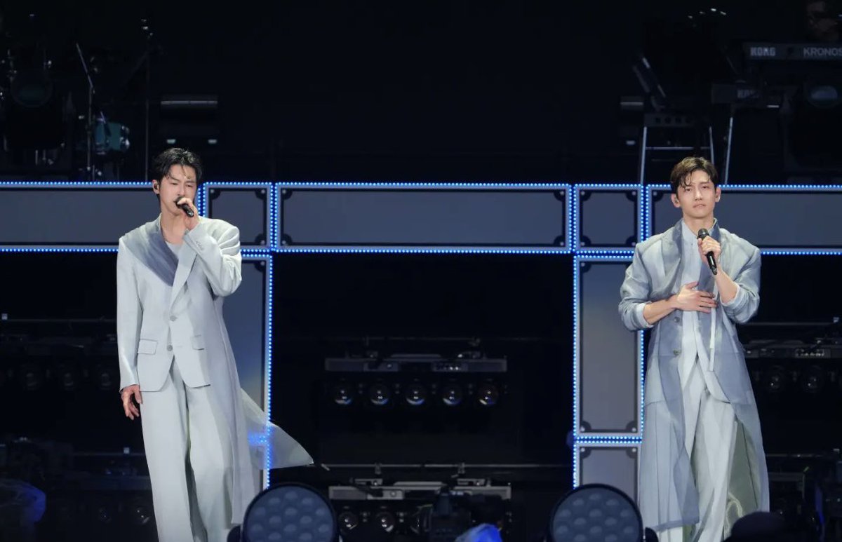 Will this kind of costumes be back on TOHOSHINKI’s stage again ??? Excellent for tall men n outdoor event with breeze. They just like princes 🩶🤍

#東方神起　#REDOCEAN　#日産スタジアム