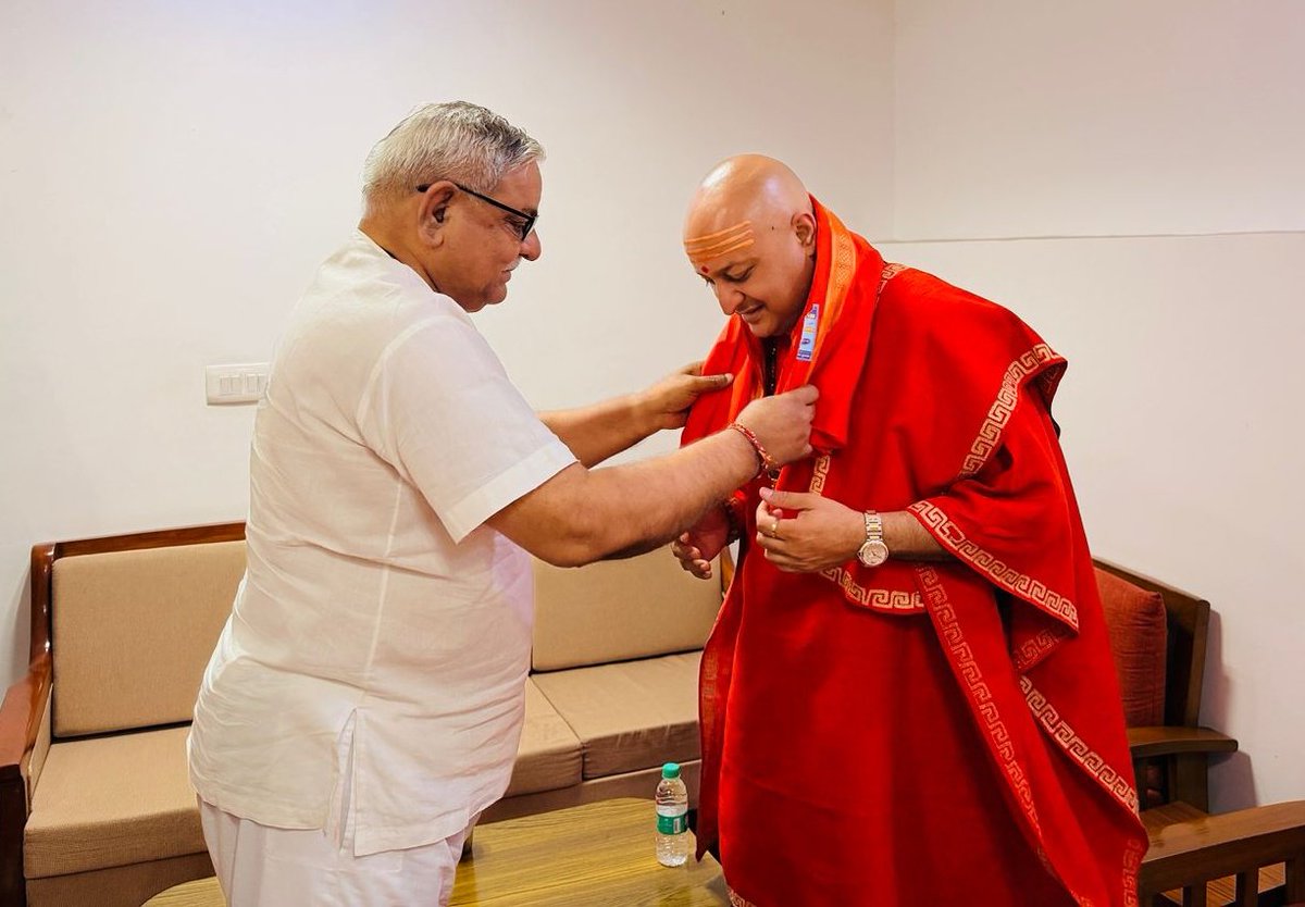 आज विश्व हिंदू परिषद के दिल्ली मुख्यालय में संगठन महामंत्री श्री बजरंगलाल बागड़ा की स्वामी नलिनानंद गिरी जी से शिष्टाचार भेंट हुई। 
इटर्नल वॉयस नामक अंतरराष्ट्रीय संगठन के सीईओ पूज्य स्वामी जी का केंद्र अमेरिका के मैरीलैंड में है। वे श्री गुरु ग्रन्थ साहिब के विद्वान हैं