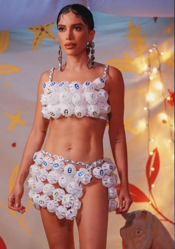 pedronitto's tweet photo. A Anitta recriando o lookinho de copos de café que fez quando tinha 10 anos de idade, ARTISTA https://t.co/VTyd2hv6oV