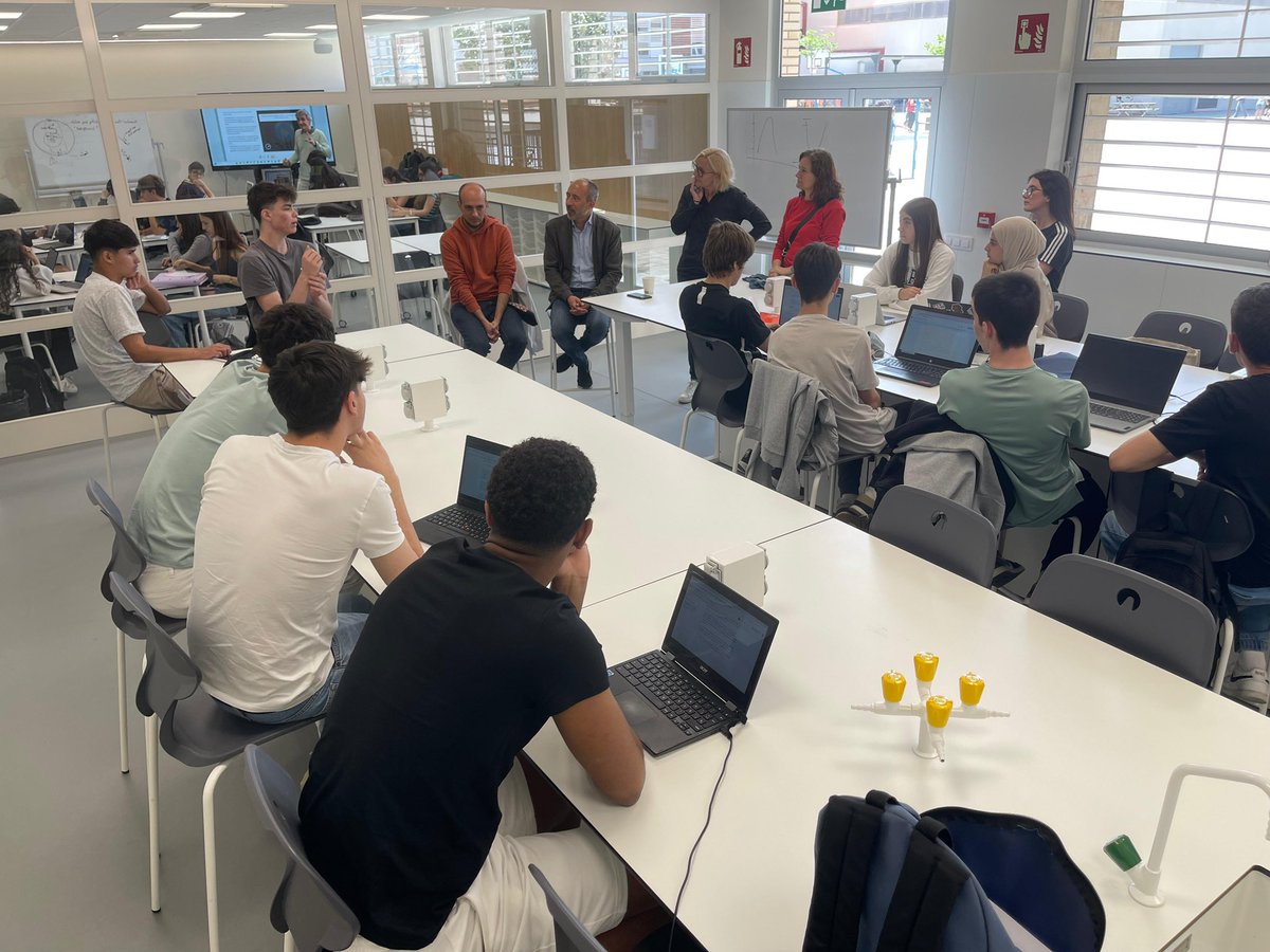 marc_aloy's tweet photo. Sempre és estimulant visitar escoles i intercanviar impressions amb estudiants i equips docents. Avui, conversa molt interessant amb  alumnes de 1r de batxillerat de l'Oms i de Prat #Manresa. Què els motiva, a què dediquen el treball de recerca... Un grup esplèndid. Bona feina! https://t.co/VcYv8hzEKW