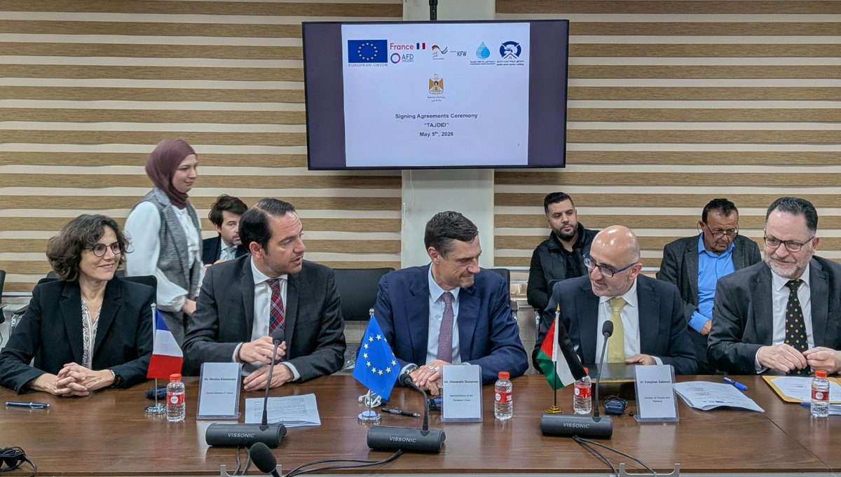 FranceJerusalem's tweet photo. Signature à Ramallah par le Consul général de @FranceJerusalem et @AFD_France du projet TAJDID pour l’eau et l’assainissement à Jénine, en Cisjordanie, qui bénéficiera à 70 000 usagers. A l'approche de la Journée de l'Europe, un engagement concret de la #TeamEurope : 🇫🇷, 🇪🇺 et 🇩🇪 unis pour la santé, l’environnement et la résilience des populations palestiniennes!

وقّع القنصل العام الفرنسي🇫🇷 في القدس والوكالة الفرنسية للتنمية، في رام الله، مشروع «تجديد» للمياه والصرف الصحي في جنين بالضفة الغربية، والذي سيستفيد منه 70 ألف مستخدم. ومع اقتراب يوم أوروبا، يجسد هذا المشروع التزاما ملموسا من فريق أوروبا، حيث تتحد فرنسا🇨🇵 والاتحاد الأوروبي🇪🇺 وألمانيا🇩🇪 دعما للصحة والبيئة وصمود السكان الفلسطينيين.