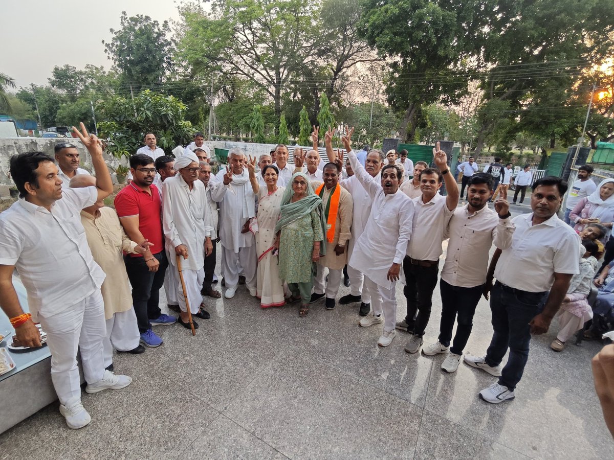 krishnagahlawat's tweet photo. सेक्टर 23, वार्ड नंबर 19, पर आयोजित नुक्कड़ सभाओं में क्षेत्रवासियों को संबोधित करते हुए मेयर पद के प्रत्याशी श्री राजीव जैन जी एवं पार्षद प्रत्याशी श्री अनिल ठाकुर जी के समर्थन में मतदान की अपील की।
#NukkadSabha #Ward19 #Sector23 #RajeevJain #AnilThakur #VoteAppeal https://t.co/2tLAoMFlc3