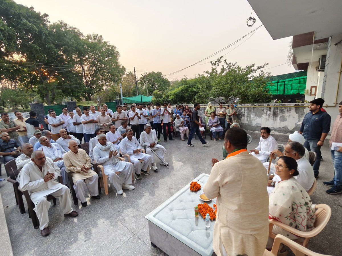 krishnagahlawat's tweet photo. सेक्टर 23, वार्ड नंबर 19, पर आयोजित नुक्कड़ सभाओं में क्षेत्रवासियों को संबोधित करते हुए मेयर पद के प्रत्याशी श्री राजीव जैन जी एवं पार्षद प्रत्याशी श्री अनिल ठाकुर जी के समर्थन में मतदान की अपील की।
#NukkadSabha #Ward19 #Sector23 #RajeevJain #AnilThakur #VoteAppeal https://t.co/2tLAoMFlc3