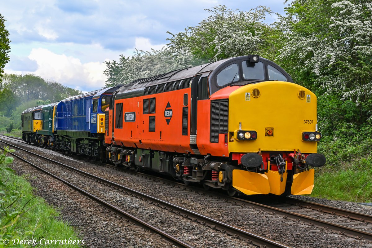 carru12901's tweet photo. 37607 hauling 58023, 20066 &amp; 26007 through Hinckley on the 6th May 2026 heading for Swanage for their diesel gala. 14:00 (0Z40) Peterborough to Swanage running 25 minutes late. #class37 #tractor #class58 #class20 #class26 https://t.co/JszIpKzGXH