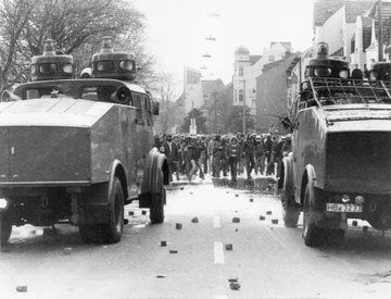 RadicalPast's tweet photo. 06.05.80, Bremen: Die erste öffentliche Rekrutenvereidigung wird von schweren Auseinandersetzungen mit hunderten Verletzten begleitet. Hier die NATO-Broschüre der Bremer Anti-NATO-Gruppe (1980): https://t.co/nCLsaYcVy4 https://t.co/HEzkiKNmcp