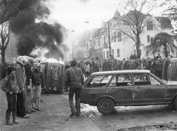 RadicalPast's tweet photo. 06.05.80, Bremen: Die erste öffentliche Rekrutenvereidigung wird von schweren Auseinandersetzungen mit hunderten Verletzten begleitet. Hier die NATO-Broschüre der Bremer Anti-NATO-Gruppe (1980): https://t.co/nCLsaYcVy4 https://t.co/HEzkiKNmcp