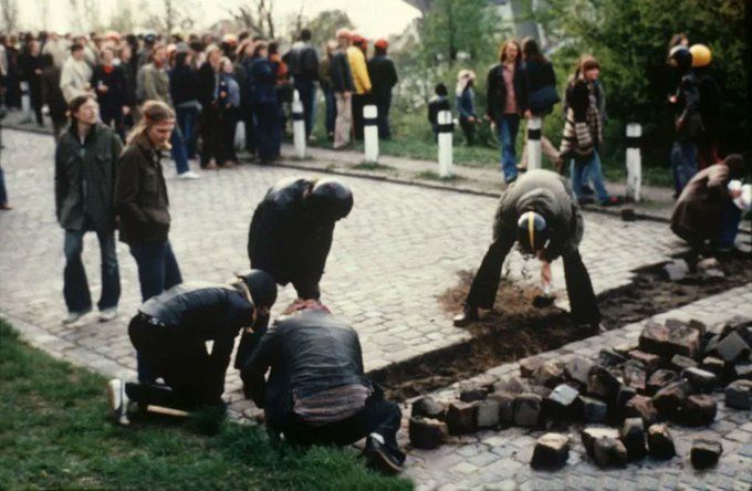 RadicalPast's tweet photo. 06.05.80, Bremen: Die erste öffentliche Rekrutenvereidigung wird von schweren Auseinandersetzungen mit hunderten Verletzten begleitet. Hier die NATO-Broschüre der Bremer Anti-NATO-Gruppe (1980): https://t.co/nCLsaYcVy4 https://t.co/HEzkiKNmcp