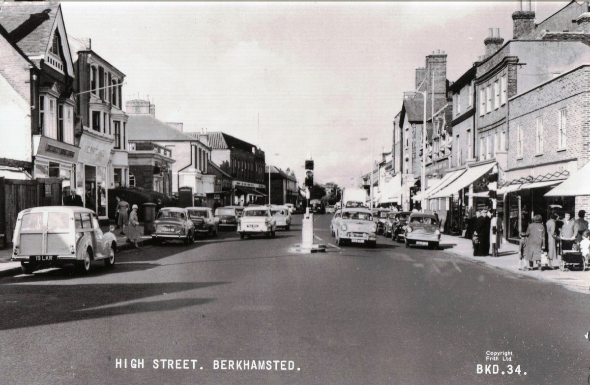 rollittl's tweet photo. Any guesses at the date of this (undated) postcard of #berkhamsted High Street? https://t.co/c5g4JHAVcg