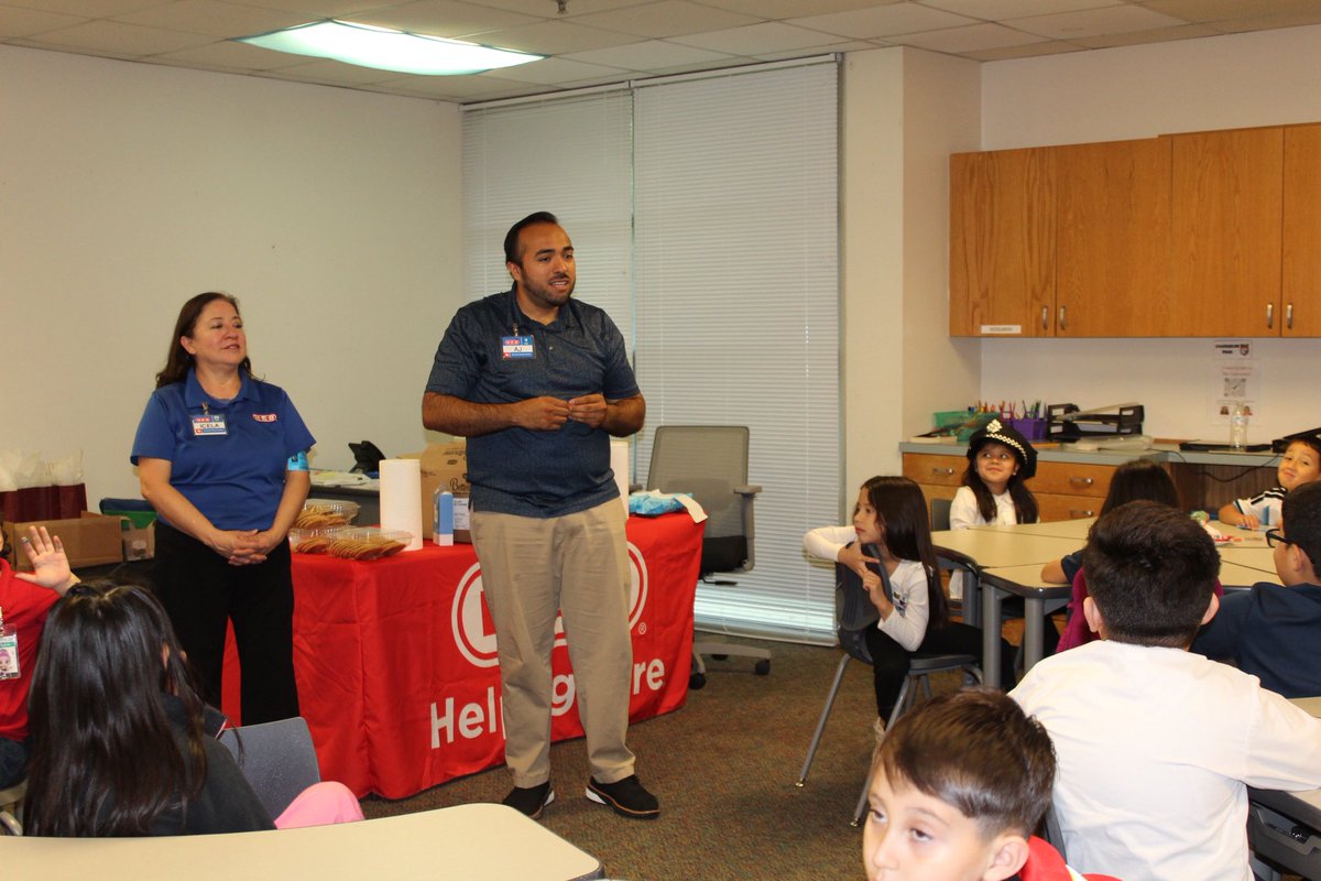 JODavisES1's tweet photo. Career Day is off to a great start this morning!! First grade tested their skills with the @HEB perishables team decorating cookies! 🍪 #CareerDay #HEB #JODsquad https://t.co/7Rw5dQSbi1