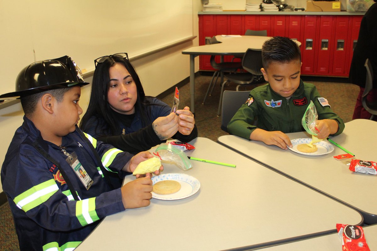 JODavisES1's tweet photo. Career Day is off to a great start this morning!! First grade tested their skills with the @HEB perishables team decorating cookies! 🍪 #CareerDay #HEB #JODsquad https://t.co/7Rw5dQSbi1