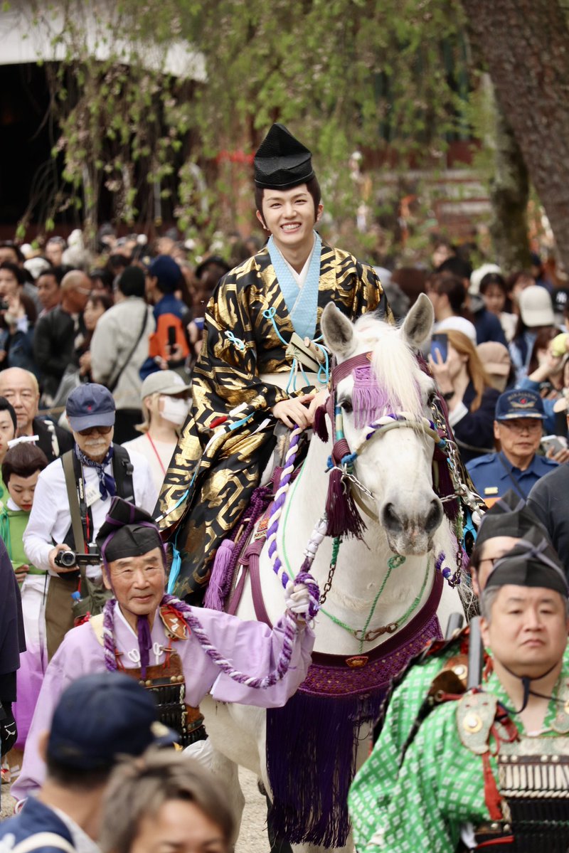 藤原まつりには｢祝い花｣の文化があるなりよ👀✨昨年の義経役のファンが、今年の義経にお花を贈るなり🥰
２年連続で同じグループから選ばれたのは初で、一緒に盛り上げてくれたからこそ過去２番目の入込数になったなり🥰
みんなありがとうなり！

#源義経公東下り行列
#尾崎匠海
#髙塚大夢
#INI
#MINI