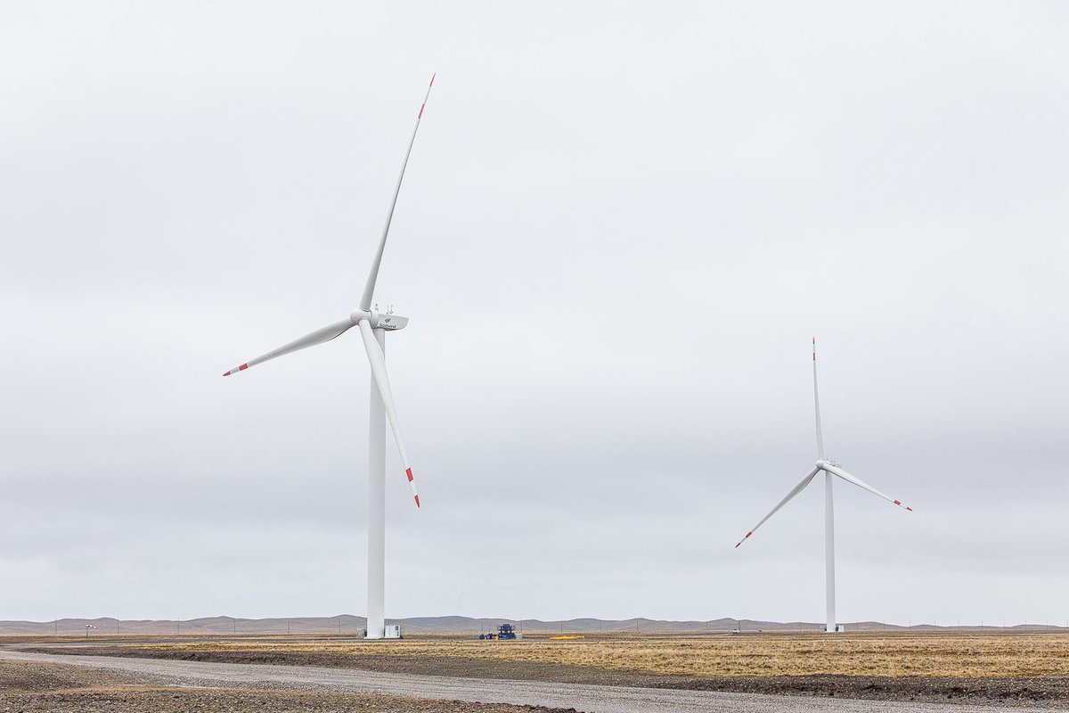 GonzaFerro's tweet photo. Tierra del Fuego, Antártida e Islas del Atlántico Sur cuenta con su primer parque eólico. 

Una inversión privada de las empresas TotalEnergies, Wintershall y Pan American. 

Está capacidad tecnológica para generar energía limpia es el primer paso para planificar y desarrollar la matriz energética fueguina desde el sector público.