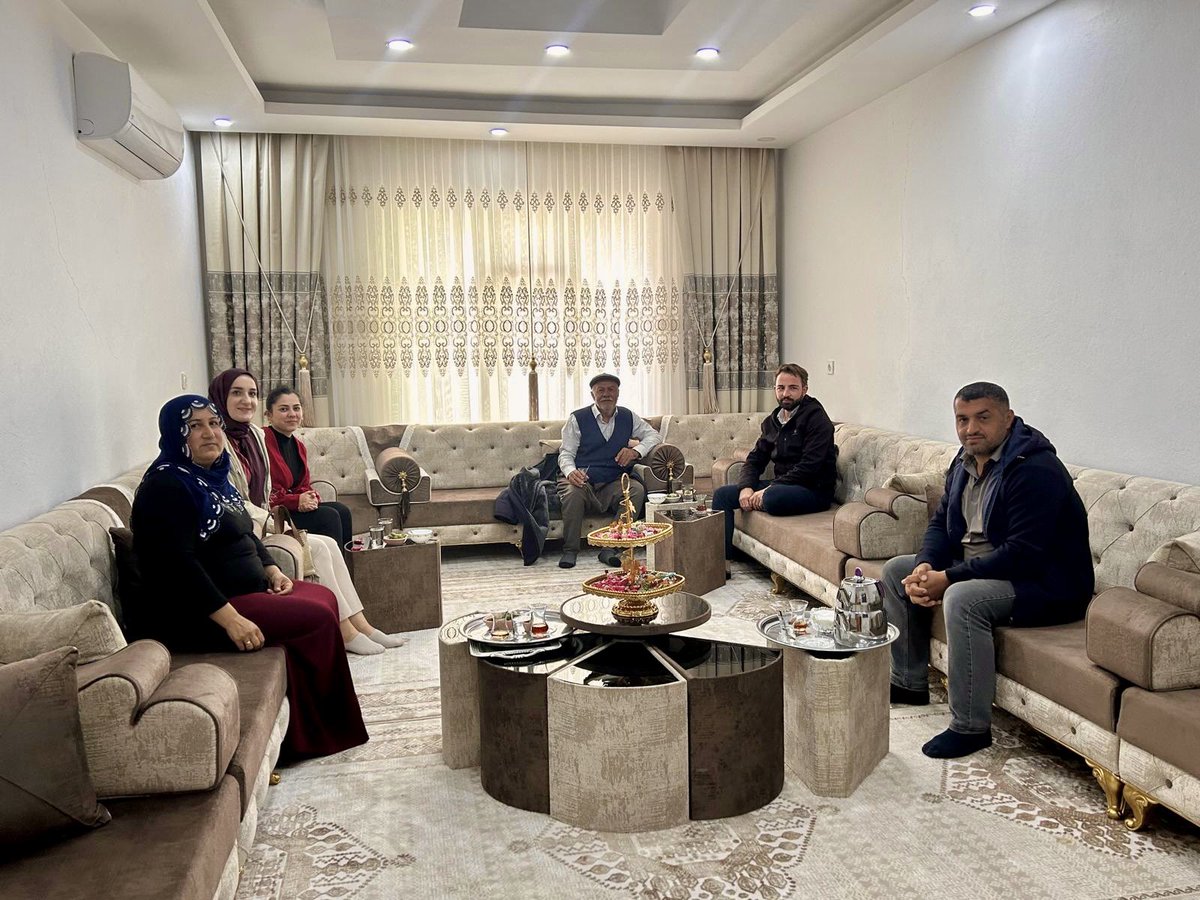 MtalYesilli's tweet photo. Bahar gelsin de velilerimizi ziyaret edelim diye bekledik. 
İlk ziyaretimizi Dereyanı Köyü’ne gerçekleştirdik.
Ailelerimizin muntazam renkleriyle birleşince
doğadaki bahar nakşoldu gönlümüze🌸
Boş gününü eğitim için değerlendiren hocalarmız🙏
#cumhuriyetinvelileri 
@MstfaKAHRAMAN https://t.co/cI1YTeQQuT