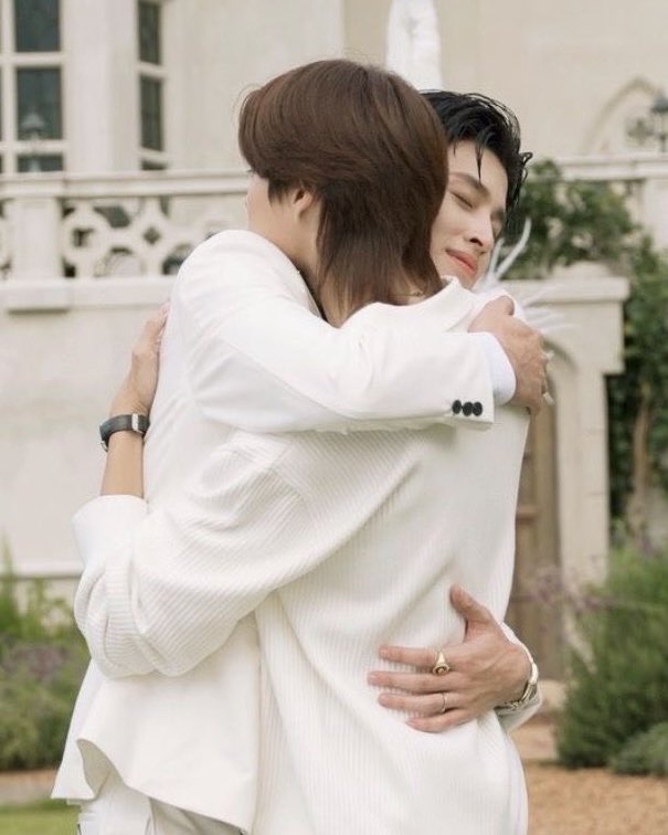 they changed the pic in theepeach’s bedroom &amp; now it’s a pic of their wedding day hug 🥹