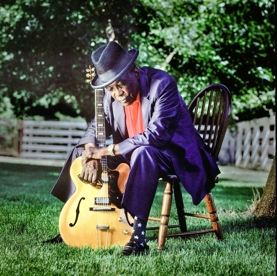 bluezharp's tweet photo. John Lee Hooker at his Woodside, California home circa 1997.  
Photo by ©Peter DaSilva https://t.co/rNYH1agkOw
