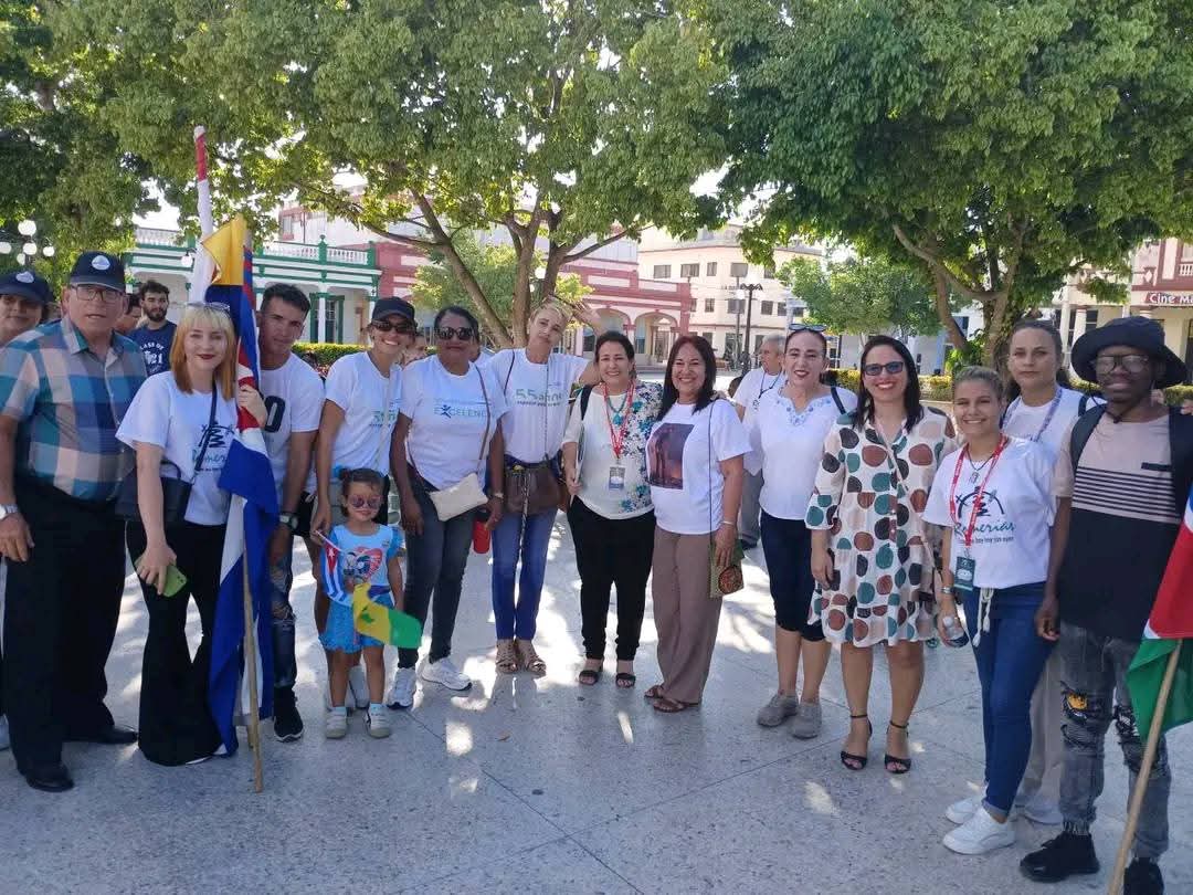 Marisol_PerezC's tweet photo. Como cada año disfruto de este espacio en las Romería, la Fiesta de los abrazos, dedicado en esta ocasión a #AbrazosContraElBloqueo. https://t.co/nnJhIbINCf