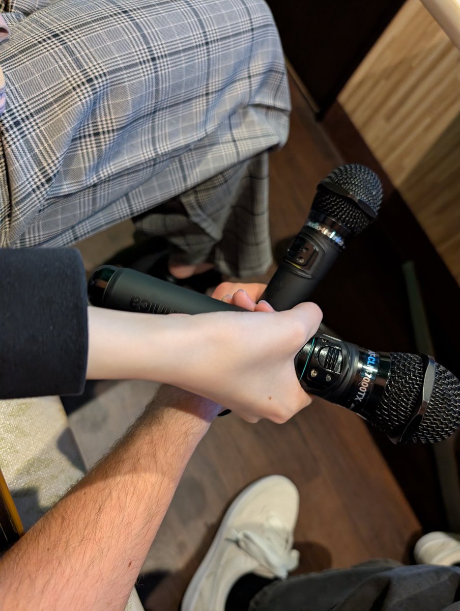 phαse tweet media