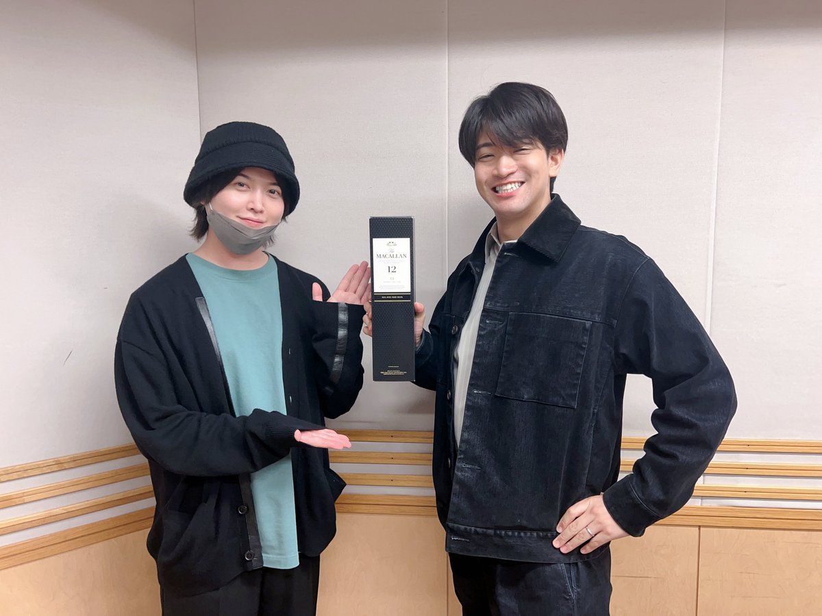 dameradi's tweet photo. 今回の写真は...

吉野クイズの賞品とパシャリ📸✨️

前回の吉野クイズの勝者、石川さんに無事贈呈されました🍾
……でもこれ、壮馬さんの誕生日企画だったんだよなぁ…🤔

radikoでの視聴はこちら📻️⬇️
https://t.co/jnIWK5Rgl0

QloveR⬇️
https://t.co/tnahQb2IpZ

#おやすみなさい
#ダメラジ
#joqr
#斉藤壮馬
#石川界人