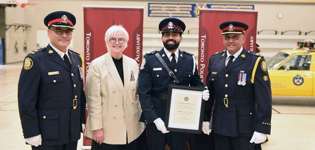 TorontoPolice's tweet photo. We welcomed 30 new Auxiliary Officers to our team last night to help deliver crime prevention and community initiatives.
https://t.co/VSQKlGtLUT https://t.co/Hv8NClmCSx